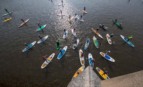 Napříč Prahou přes 3 jezy na paddleboardu