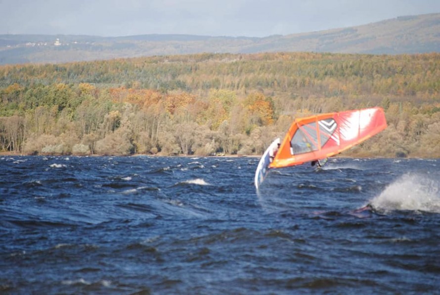 Extrémní windsurfing na Nechranicích a Máchově jezeře