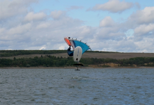 Skok na wingfoilu