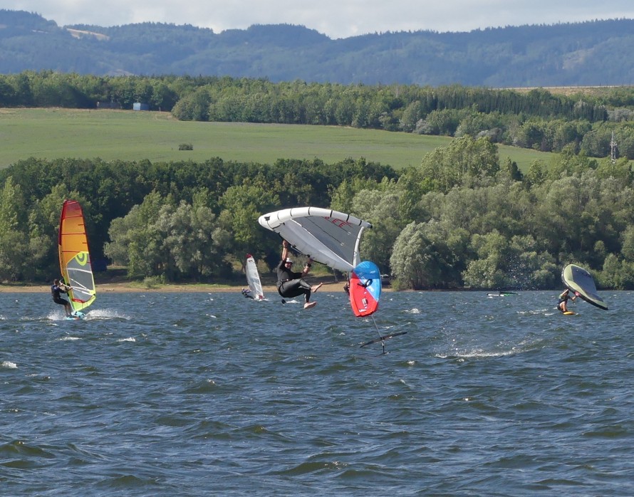 Wingfoil jumps, speed, crash