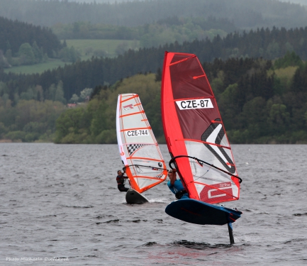 Olympijský windsurf plovák a juniorské oplachtění