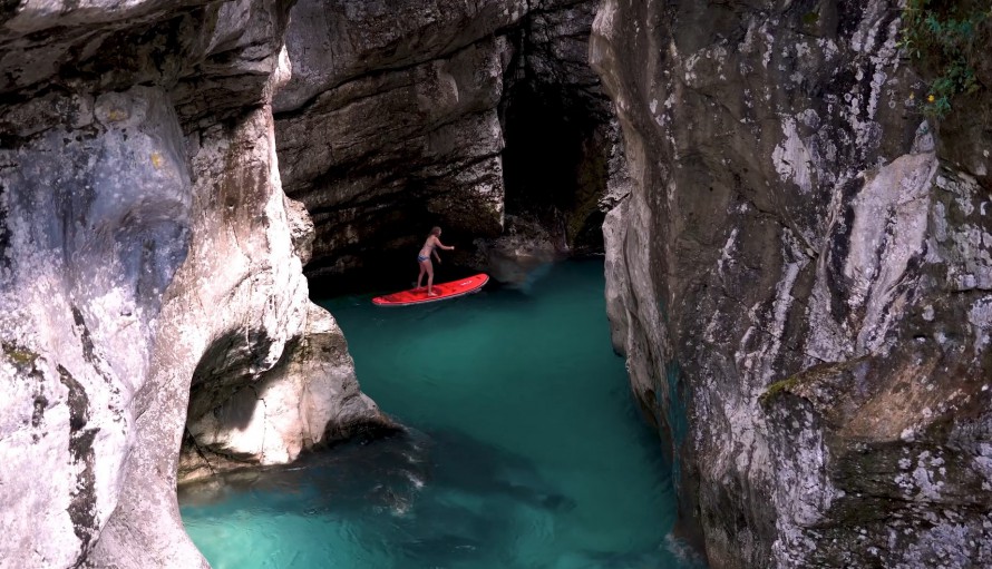 Soča river jízda na nafukovacím paddleboardu Soča river jízda na nafukovacím paddleboardu