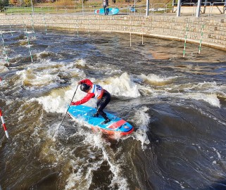 nafukovací paddleboardy na divoké vodě v Roudnici