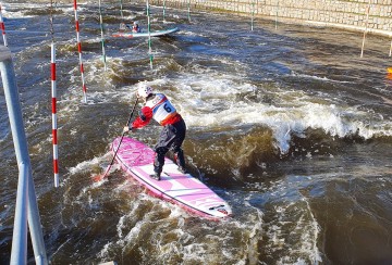 nafukovací paddleboardy na divoké vodě v Roudnici