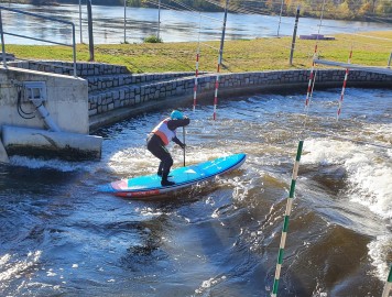 nafukovací paddleboardy na divoké vodě v Roudnici