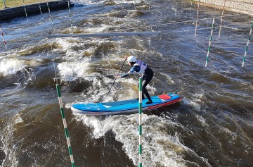 nafukovací paddleboardy na divoké vodě v Roudnici