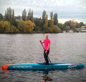 Pevný paddleboard zvládnou i holky