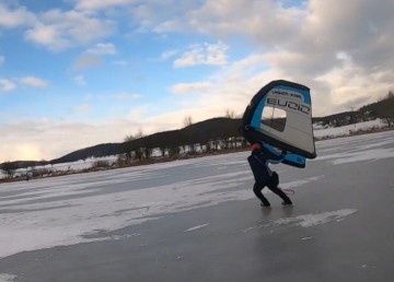 Wing,  nafukovací křídlo a brusle